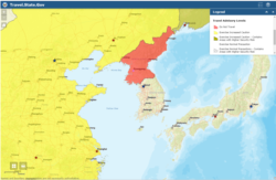 지난 2019년 미국 국무부 웹사이트의 여행 주의보 지도. 북한은 '여행금지(Do Not Travel)'인 붉은색, 중국은 '높은 수준의 주의(Exercise Increased Caution)'가 필요한 노란색, 러시아는 '치안 위혐 지역을 포함하며 높은 수준의 주의(Exercise Increased Caution - Contains Areas with Higher Security Risk)'를 요하는 노락색 빗금으로 표시했다.
