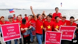 ជនជាតិ​រៀតណាម​នាំគ្នា​ស្រែក​ហ៊ោ​អបអនៅ​ពេល​ដែល​ពួកគេ​កាន់​ផ្លាក​បង្ហាញ​នៅ​ក្នុង​ការ​ជួប​ប្រមូលផ្តុំ​មួយ​នៅ​ឆ្នេរទីក្រុង​ម៉ានីល​មុន​តុលាការ​មជ្ឈត្តវិនិច្ឆ័យអន្តរជាតិ​ដែល​មាន​ទីស្នាក់ការ​នៅ​ទីក្រុង​ឡាអេប្រកាស​ពី​សេចក្តី​សម្រេចរបស់​ខ្លួន​លើ​សមុទ្រ​ចិន​ខាង​ត្បូងកាលពី​ថ្ងៃទី ១២ កក្កដា ២០១៦ ប្រទេស​ហ្វីលីពីន។