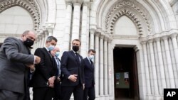 에마뉘엘 마크롱 프랑스 대통령이 노트르담 성당 흉기 사건 현장을 방문했다. 중동과 아시아의 이슬람 신도들은 프랑스 정부가 이슬람 창시자 모함마드 풍자 출간을 허용한 데 항의하는 시위를 벌였다. 