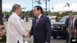 အမေရိကန်နိုင်ငံခြားရေးဝန်ကြီး Marco Rubio(ယာ) နဲ့ ဒိုမီနီကန်ရီပတ်ဘလစ်သမ္မတိုင်ငံ နိုင်ငံခြားရေးဝန်ကြီး Roberto Alvarez တို့ ဆန်တို ဒိုမဲန်ဂို မြို့က အမျိုးသားနန်းတော်မှာ တွေ့ဆုံစဥ်။ (ဖေဖေါ်ဝါရီ ၆၊ ၂၀၂၅)