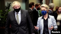 PM Inggris Boris Johnson (kiri) dan Presiden Komisi Eropa Ursula von Der Leyen di Brussel, Belgia.