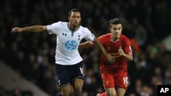 Moussa Dembélé de Tottenham, à gauche, en duel avec Philippe Coutinho de Liverpool lors d’un match entre Tottenham Hotspur et Liverpool au stade White Hart Lane à Londres, Angleterre, 15 décembre 2013.