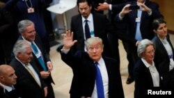 ប្រធានាធិបតីសហរដ្ឋអាមេរិក​ត្រាំ Donald Trump បក់ដៃ​ខណ​ដែល​លោក​បាន​មក​ដល់​វេទិកា​សេដ្ឋកិច្ច​ពិភពលោក​ (WEF) ប្រចាំឆ្នាំ​នៅ​ក្នុង​ទីក្រុង​ Davos​ ប្រទេស​ស្វីស។