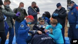 국제우주정거장(ISS) 임무를 마치고 카자흐스탄으로 귀환한 미 항공우주국(NASA·나사) 소속 우주비행사(가운데)가 러시아우주공사(ROSCOSMOS·로스코스모스) 담요를 덮고 앉아있다. (자료사진)
