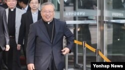 천주교 서울대교구장 염수정 추기경이 21일 경기도 파주시 경의선 남북출입사무소에서 개성공단 방문 기자회견을 마친 후 이동하고 있다.