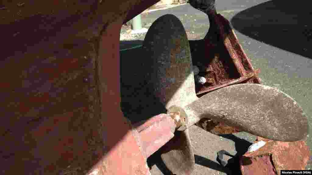 Epave d&#39;un bateau au mémorial de Pozzallo. Ce site rend hommage aux victimes qui sont mortes en tentant de rejoindre l&#39;Europe en traversant la Méditerranée sur des embarcations de fortunes, Sicile, 7 octobre 2015 (Nicolas Pinault/VOA). &nbsp;