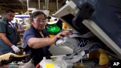 Radnica Marija Kontrero u fabrici patika Nju BAlans u Bostonu. 