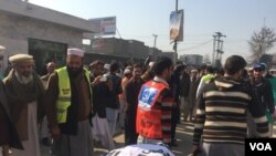 សាកសព​ជនរងគ្រោះ​ត្រូវ​បាន​យកចេញ​ពី​កន្លែង​រង​ការ​វាយប្រហារ​ដោយ​ជន​សកម្មប្រយុទ្ធ​នៅ​ឯសាកលវិទ្យាល័យ Bacha Khan នៅ​ក្រុង Charsadda ប្រទេស​ប៉ាគីស្ថាន។