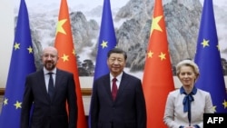 欧盟委员会主席乌尔苏拉·冯德莱恩（Ursula von der Leyen，右）和欧洲理事会主席夏尔·米歇尔（Charles Michel）周四（12月7日）于北京与中国国家主席习近平进行会晤。（欧洲理事会照片）