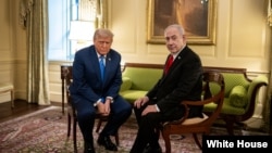 2025年7月7日，美国总统特朗普和以色列总理内塔尼亚胡在白宫晚宴前交谈 (白宫照片)