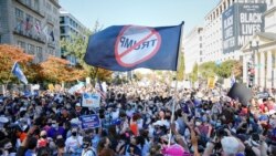 Glasači Demokratske partije slave izborne rezultate na trgu "Životi crnaca su važni" u Vašingtonu, u blizini Bele kuće.