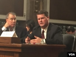 薛瑞福11月16日出席参议院军事委员会确认听证会（美国之音记者李逸华拍摄）