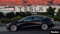 បាតុករលើកបុរសរងរបួសម្នាក់អំឡុងពេលប៉ះទង្គិចគ្នាមួយជាមួយនឹងប៉ូលិស បន្ទាប់ពីការបោះឆ្នោតជ្រើសរើសប្រធានាធិបតី នៅក្រុងមីនស្កិ៍ ប្រទេសបេឡារុស។&nbsp;