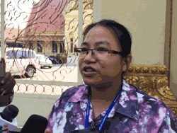 អ្នកស្រី សាម សុគន្ធា មេធាវី​ការពារ​ក្តី​ឲ្យ​លោកស្រី ទេព វន្នី សកម្មជន​បឹងកក់​ថ្លែង​ទៅ​កាន់​អ្នកសារ​ព័ត៌មាន​នៅ​ខាង​ក្រៅ​បរិវេណ​តុលាការ​កំពូលក្នុង​រាជធានី​ភ្នំពេញ​នៅ​ថ្ងៃទី​៧ ខែ​កុម្ភៈ ឆ្នាំ​២០១៧។ (កាន់ វិច្ឆិកា/VOA)