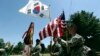 주한미군 2사단 장병들이 지난 2015년 6월 의정부 캠프 레드클라우드 미군기지에서 열린 한미연합사단 편성식에서 미국 성조기와 한국 태극기를 나란히 들고 있다.