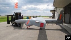 ARSIP – Pesawat nirawak buatan Israel Elbit Systems Hermes 450 dibawa ke North Dakota pada bulan Mei sekarang menjadi bagian dari percobaan apabila pesawat nirawak ini dapat membantu memulihkan tenaga listrik di kawasan yang dilanda bencana alam (foto: AP Photo/Dave Kolpack, Arsip)