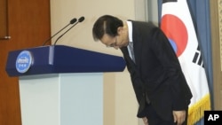 李明博总统7月24日在总统府记者会上向全国人民鞠躬