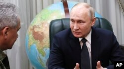 ប្រធានាធិបតី​រុស្ស៊ី លោក Vladimir Putin (​ស្តាំ) និយាយ​ជាមួយ​រដ្ឋមន្ត្រី​ការពារជាតិ​រុស្ស៊ី លោក Sergei Shoigu នៅ​ទីស្នាក់ការ​កណ្តាល​នៃ​តំបន់​យោធា​ភាគខាងត្បូង​របស់​រុស្ស៊ី ក្នុង​ទីក្រុង Rostov-on-Don ប្រទេស​រុស្ស៊ី កាលពី​ថ្ងៃព្រហស្បតិ៍ ទី៩ ខែវិច្ឆិកា ឆ្នាំ២០២៣។