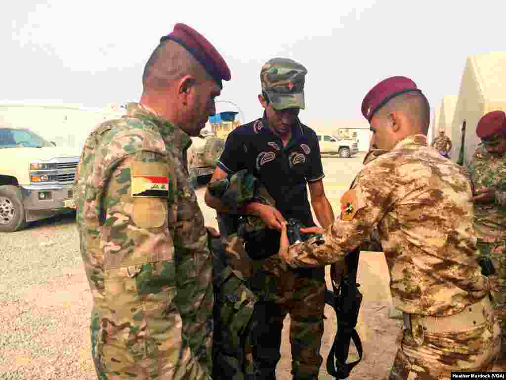 Iraqi soldiers at a base outside of Mosul, preparing for what they hope will be their final battles with IS fighters in coming weeks or months. October 24, 2016. (H.Murdock/VOA)
