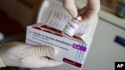 រូបឯកសារ៖ គ្រូពេទ្យម្នាក់បានបង្ហាញវ៉ាក់សាំងបង្ការជំងឺកូវីដ១៩ របស់ក្រុមហ៊ុន AstraZeneca នៅមន្ទីរពេទ្យមួយកន្លែងក្នុងក្រុង Senftenberg ប្រទេសអាល្លឺម៉ង់ កាលពីថ្ងៃទី៣ ខែមីនា ឆ្នាំ២០២១។