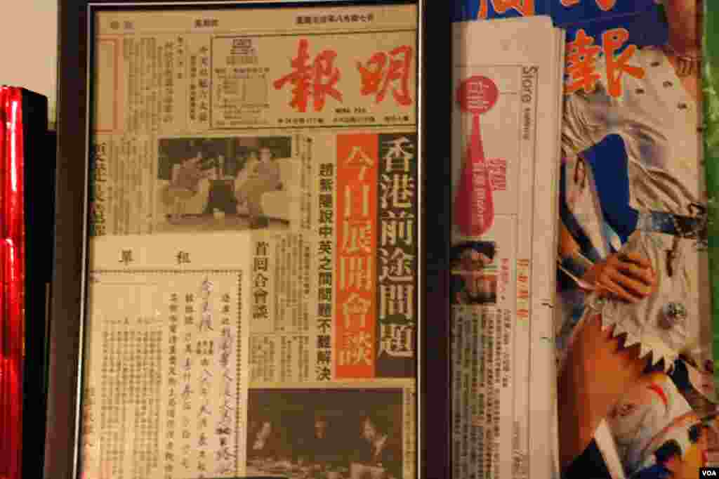 Toko buku dan kafe milik Koo dihiasi laporan-laporan berita dari Hong Kong yang diterbitkan sebelum diserahkan pada China, 1997. (VOA/Iris Tong)