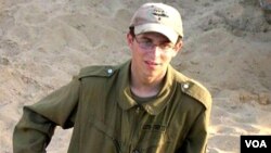 Prajurit Israel Gilad Shalit kemungkinan akan bebas hari Selasa (18/10), setelah ditahan Hamas selama 5 tahun lebih.