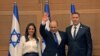 Le nouveau Premier ministre israélien Naftali Bennett (au centre), avec les membres de la Knesset Ayelet Shaked (à g.) et Matan Kahana après une session spéciale pour voter sur un nouveau gouvernement à la Knesset à Jérusalem, le 13 juin 2021.