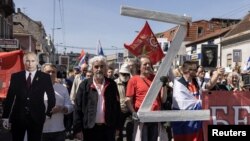 បុរស​ម្នាក់​លើក​ស្លាក​សញ្ញា​អក្សរ "Z" ក្នុង​អំឡុង​ពេល​នៃ​ការ​ដើរ​ក្បួន​ព្យុហយាត្រា​នៅ​ទិវា​ជ័យជម្នះ​របស់​រុស្ស៊ី​ក្នុង​សង្គ្រាម​លោក​លើក​ទី​២ នៅ​ទីក្រុង Belgrade ប្រទេស​ស៊ែប៊ី ថ្ងៃទី ៩ ខែឧសភា ឆ្នាំ២០២២។ (Reuters) 