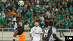 Miche Mika ya TP Mazembe (G) azo' beta ndeko na likolo na match aller ya Ligue africaine des champions na Raja Casablanca, na Casablanca, Maroc, 28 février 2020.