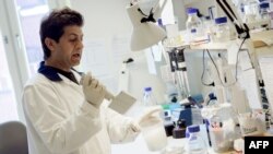 Le chercheur Hamid Darban travaille à l'Institut Karolinska de Stockholm travaille sur un nouveau vaccin contre des parasites mortels causant la maladie du sommeil, la maladie de Chagas et Leishmania, le 15 juillet 2005.