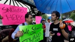 纽约一些示威者拿着支持斯诺登的标语。2013年6月10日