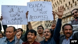 পাকিস্তান ফেডেরাল ইউনিয়ন অফ জার্নালিস্টস-এর সদস্যরা করাচিতে সাইবার অপরাধ আইনের সংশোধনীর বিরুদ্ধে প্রতিবাদ করছেন। ফটোঃ ২৮ জানুয়ারি, ২০২৫।