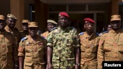 Le lieutenant Colonel Yacouba Isaac Zida (C) Premier ministre de la transition au Burkina Faso et ancinen numero deux de la Régiment de la garde présidentielle, le 1er novembre 2014.