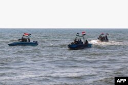 Anggota Penjaga Pantai Yaman yang berafiliasi dengan kelompok Houthi berpatroli di laut pada 4 Januari 2024. (Foto: AFP)