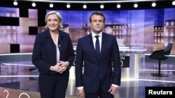 프랑스 대선 결선투표를 나흘 앞둔 3일 저녁 마린 르펜 후보(왼쪽)와 에마뉘엘 마크롱 후보가 TV 토론을 위해 스튜디오에 도착했다.