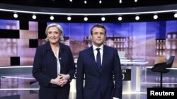 Emmanuel Macron dan Marine Le Pen beberapa menit sebelum debat di Paris, 3 Mei 2017.