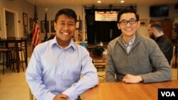 លោក Choun Chanda និងប្រធាន​ផ្នែក​​រចនា​​នៃ​យុទ្ធនាការ​លោក​គឺ​លោក​ Minh Pham ​​​ដែល​ជា​ពលរដ្ឋ​អាមេរិក​កំណើត​វៀតណាម​ ថត​រូប​នៅ​ក្នុង​ពិធី​​ក្នុង​ពិធី​ជួប​ជុំ​សំណេះសំណាល​ជាមួយ​អ្នក​បោះឆ្នោត​ដំបូង​ នៅ​ឯ​ស្ថានីយ​យោធា​សហគមន៍ John Lyon Veterans of Foreign Wars Post 3150 ដែល​ជា​​កន្លែង​ជួប​ប្រជុំ​សម្រាប់​សហគមន៍​អ្នក​យោធា​ក្នុង​ក្រុង​Arlington កាល​​ពី​ថ្ងៃ​ទី​១៨ ខែ​កុម្ភៈ ឆ្នាំ​២០១៨។ (សឹង សុផាត/VOA)