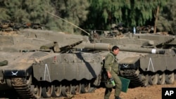 Un soldat israélien marche près de la frontière d'Israël et Gaza , le 10 Juillet , 2014. (Archive)