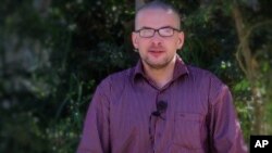 Warga AS, Luke Somers meminta untuk bantuan untuk bisa bebas dalam video yang dirilis Al Qaida di Semenanjung Arab hari Kamis (4/12).