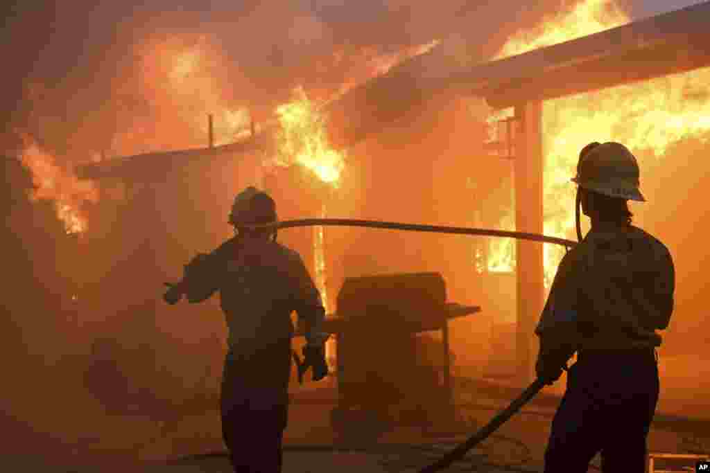 کارمندان اطفاییه به گونهٔ شبانه روزی سرگرم تلاش برای مهارکردن آتش&zwnj;سوزی اند.