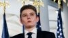 រូបឯកសារ៖ លោក Barron Trump ឈរ​នៅ​ខាងមុខ​សេតវិមាន​កាលពីថ្ងៃទី​២៧ សីហា ឆ្នាំ​២០២០។
