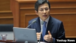 황교안 한국 국무총리가 19일 열린 국회 본회의에서 여야 의원의 사드배치 관련 현안 질문에 답하고 있다.