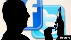 Les logos de Twitter et Facebook.