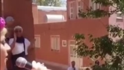 استقبال مردم از یک زن خواننده در روستای ابیانه