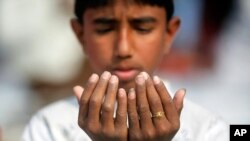 Daya daga cikin mutanenda suka halarci wan nan sallar Jama'a a Bangladesh.