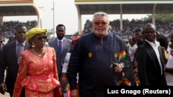 L'ancien président du Ghana Jerry Rawlings et son épouse arrivent pour la prestation de serment du nouveau président du Ghana Nana Akufo-Addo à Accra, Ghana, le 7 janvier 2017.