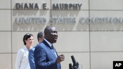 Umushingwamanza, Ben Crump aburanira umuryango wa George Floyd. Ariko atanga ikiganiro ku bamenyeshamakuru i Minneapolis.