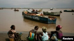 Des femmes vendant du poisson sur une plage de Cabinda, 13 janvier 2010