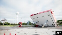 Atap pompa bensin di Inlet Beach, Florida, roboh akibat diterjang Badai Michael, 11 Oktober 2018. 
