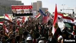 Pengunjuk rasa meneriakkan slogan-slolgan menentang Presiden Morsi di Lapangan Tahrir, Kairo, 25 Januari 2013 . 